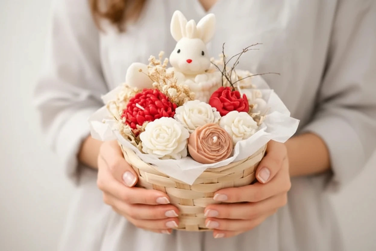 Handgehaltener Oster Blumenkerzenstrauß als dekorative Geschenkidee zu Ostern.