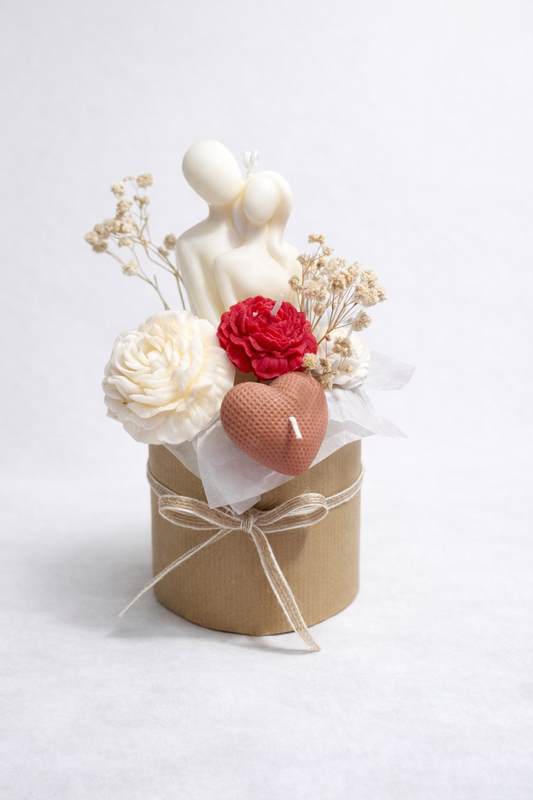 Kerzenblumenstrauß Hochzeitsgeschenk aus Rapswachs mit Herzkerze und Paarfigur neben passender Grußkarte