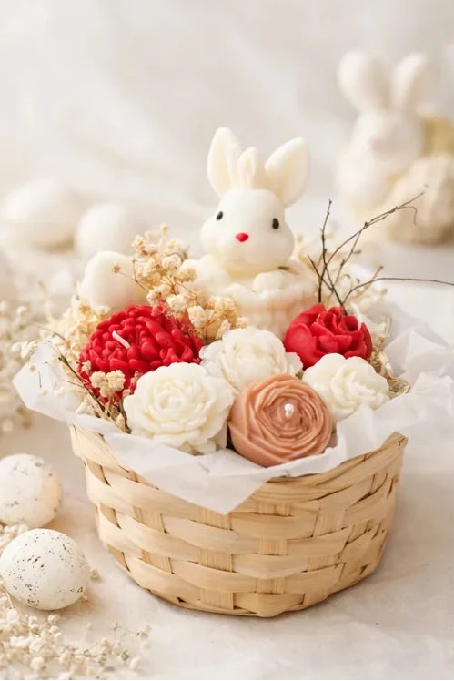 Oster Geschenkidee mit Blumenkerzenstrauß in Creme und Rot aus nachhaltigem Rapswachs.