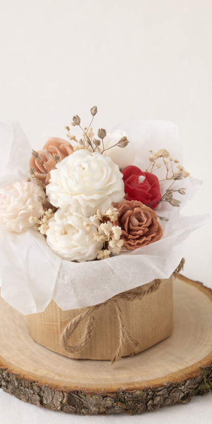 Blumenkerzenstrauß aus Rapswachs auf Holzscheibe, natürliche Dekoration in warmen Creme- und Rosétönen.
